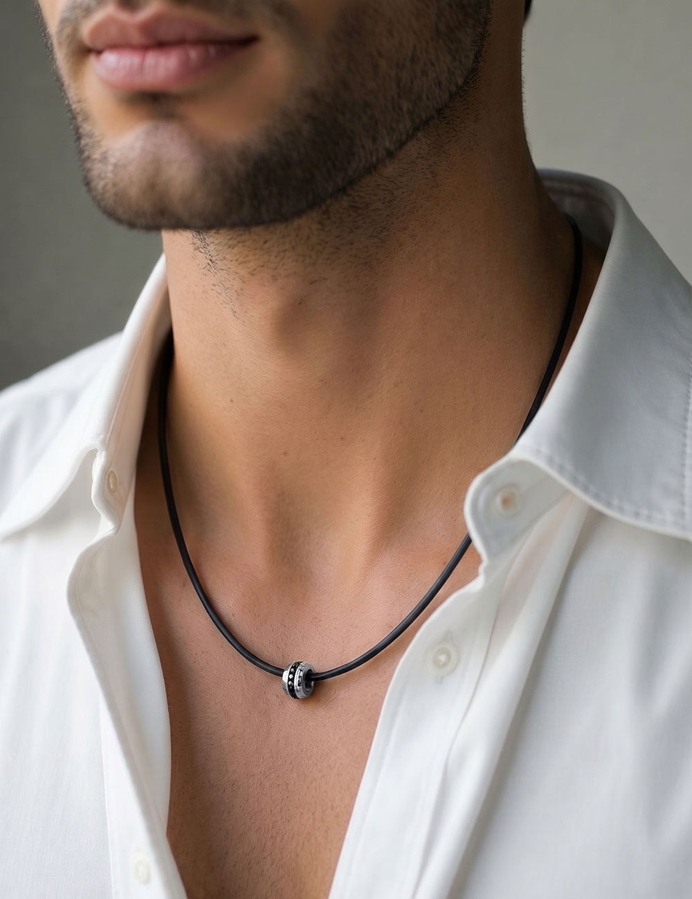 Collier homme moderne en or blanc 750 et diamants noirs, cordon silicone noir et fermoir en or.