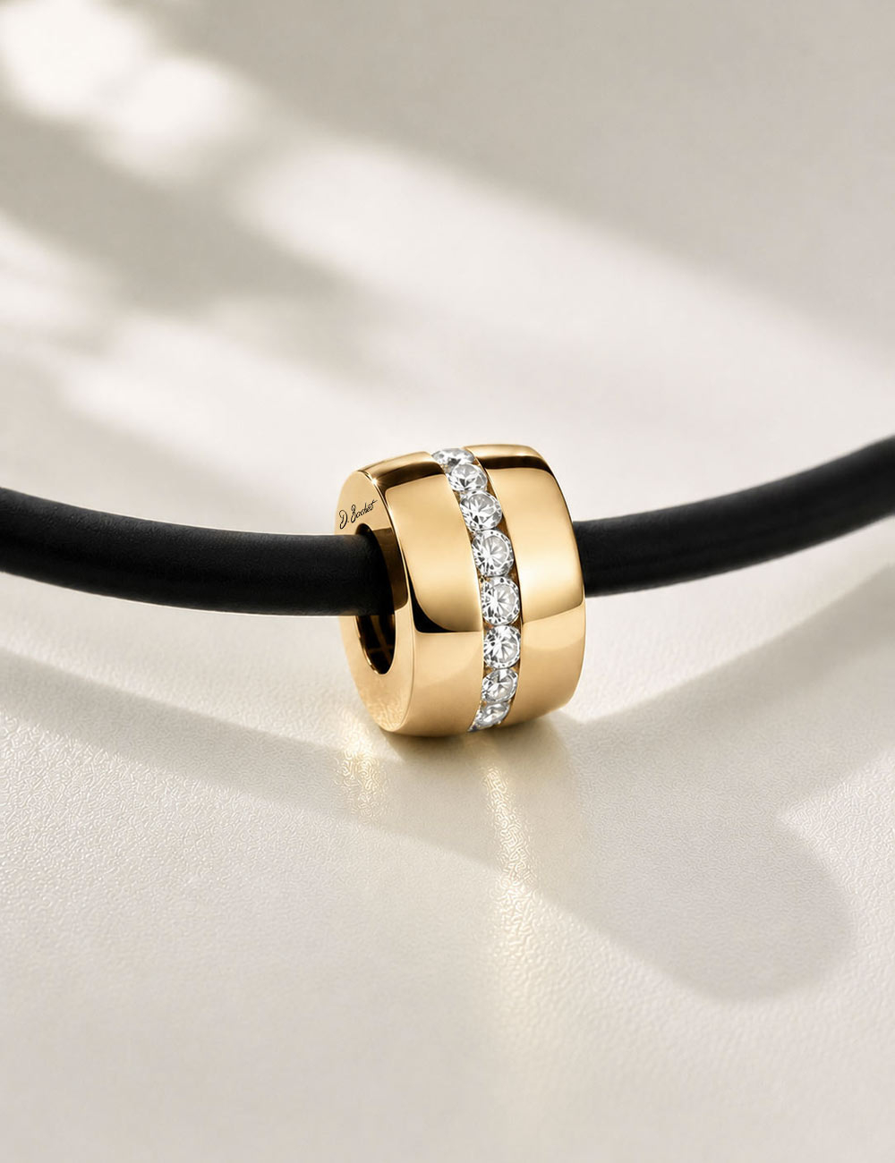 Collier homme D.Bachet A Way to Love : pendentif or jaune 18 carats, diamants blancs sertis rail sur cordon noir.