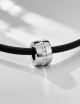 Pendentif homme D.Bachet A Way to Love en or blanc 18 carats et diamants blancs sertis rail, sur cordon silicone noir mat.