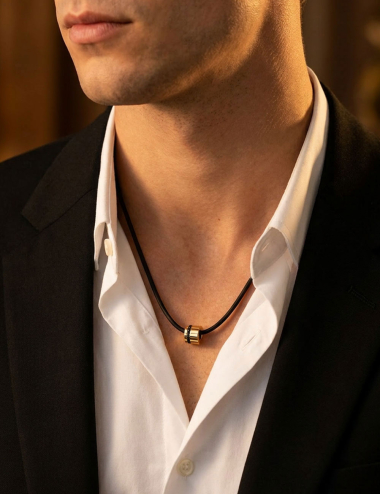 Pendentif homme Sweet Side of Love D.Bachet or jaune et diamants noirs porté sur cordon silicone noir.