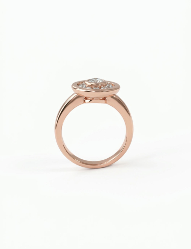 Side profile of the Allure 18k rose gold ring with white diamonds, highlighting its contemporary design and volume.