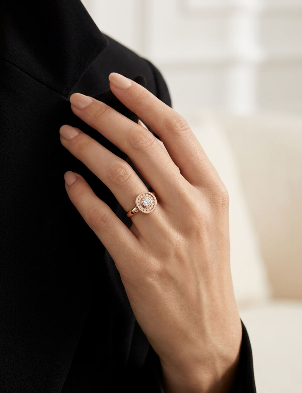 Bague Allure en or rose 18 carats sertie de diamants blancs, vue trois-quarts sur fond blanc.