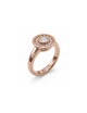 Bague Allure en or rose 18 carats sertie de diamants blancs, vue trois-quarts sur fond blanc.