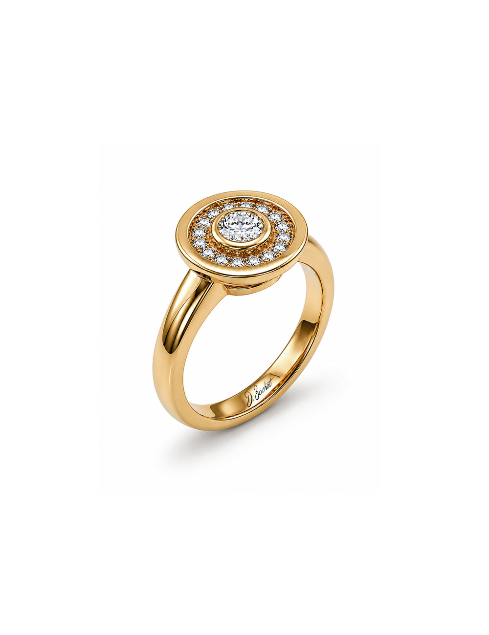 Bague Allure en or jaune 18 carats sertie de diamants blancs, vue trois-quarts sur fond blanc.