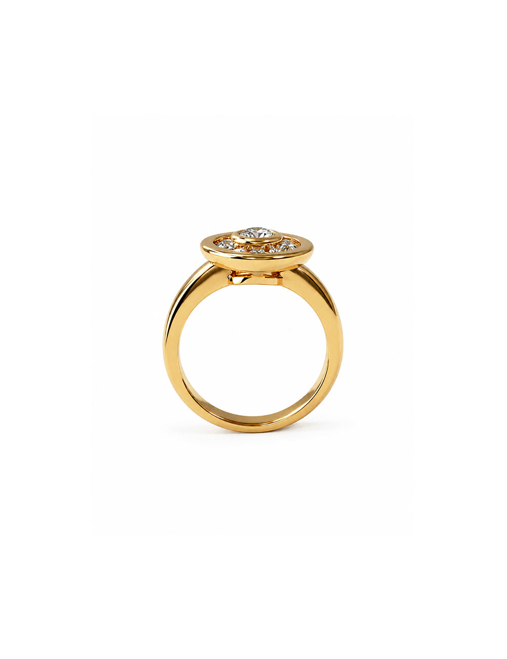 Bague Allure en or jaune 18 carats sertie de diamants blancs, vue trois-quarts sur fond blanc.