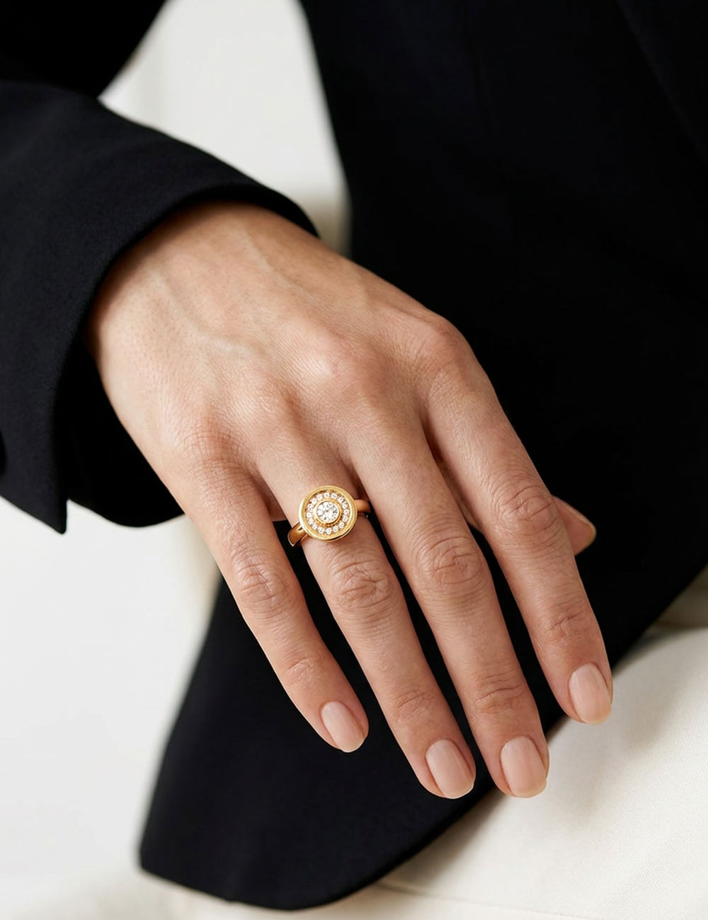 Bague Allure en or jaune 18 carats et diamants blancs portée au doigt, design contemporain signé D.Bachet.