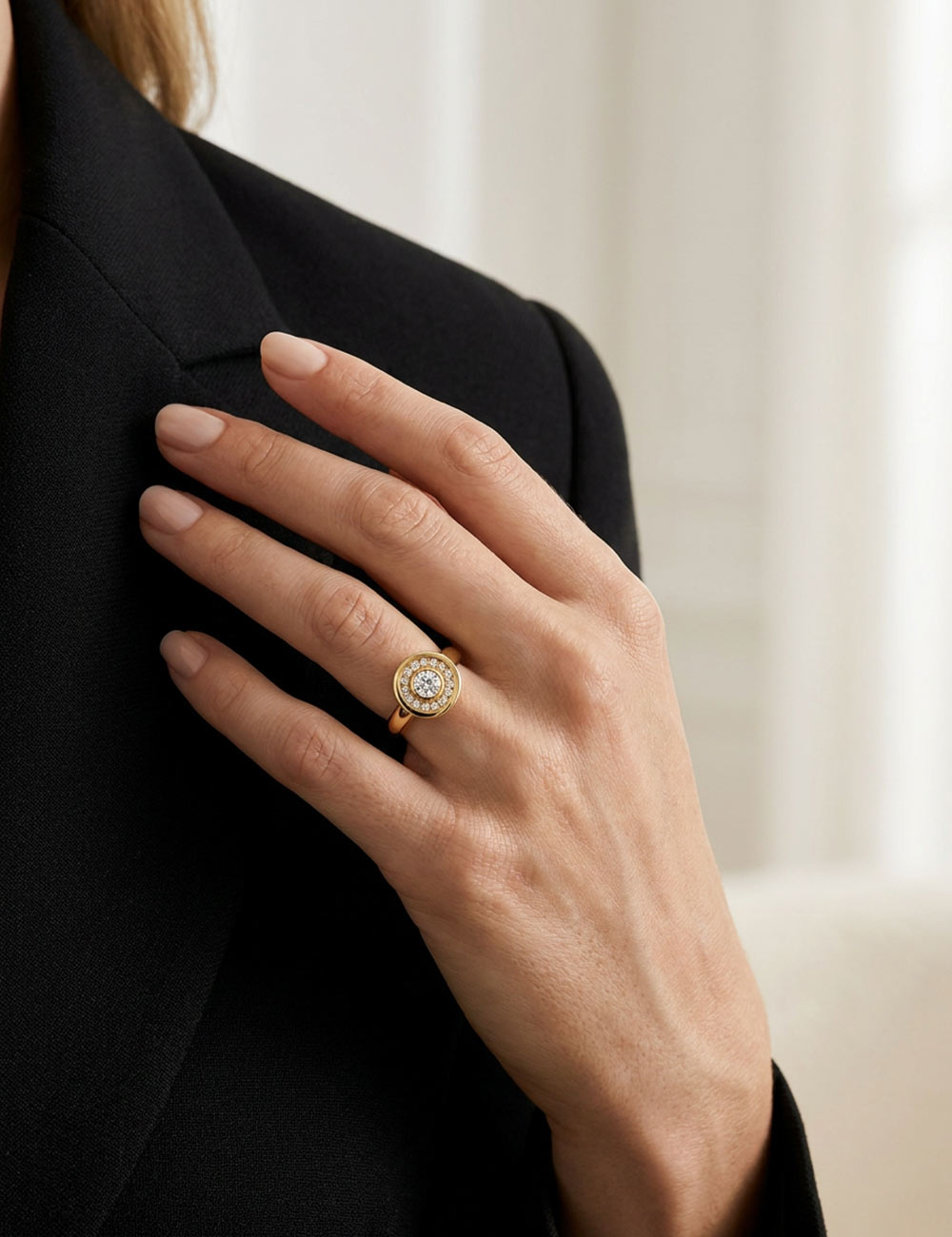 Bague Allure en or jaune 18 carats sertie de diamants blancs, vue trois-quarts sur fond blanc.