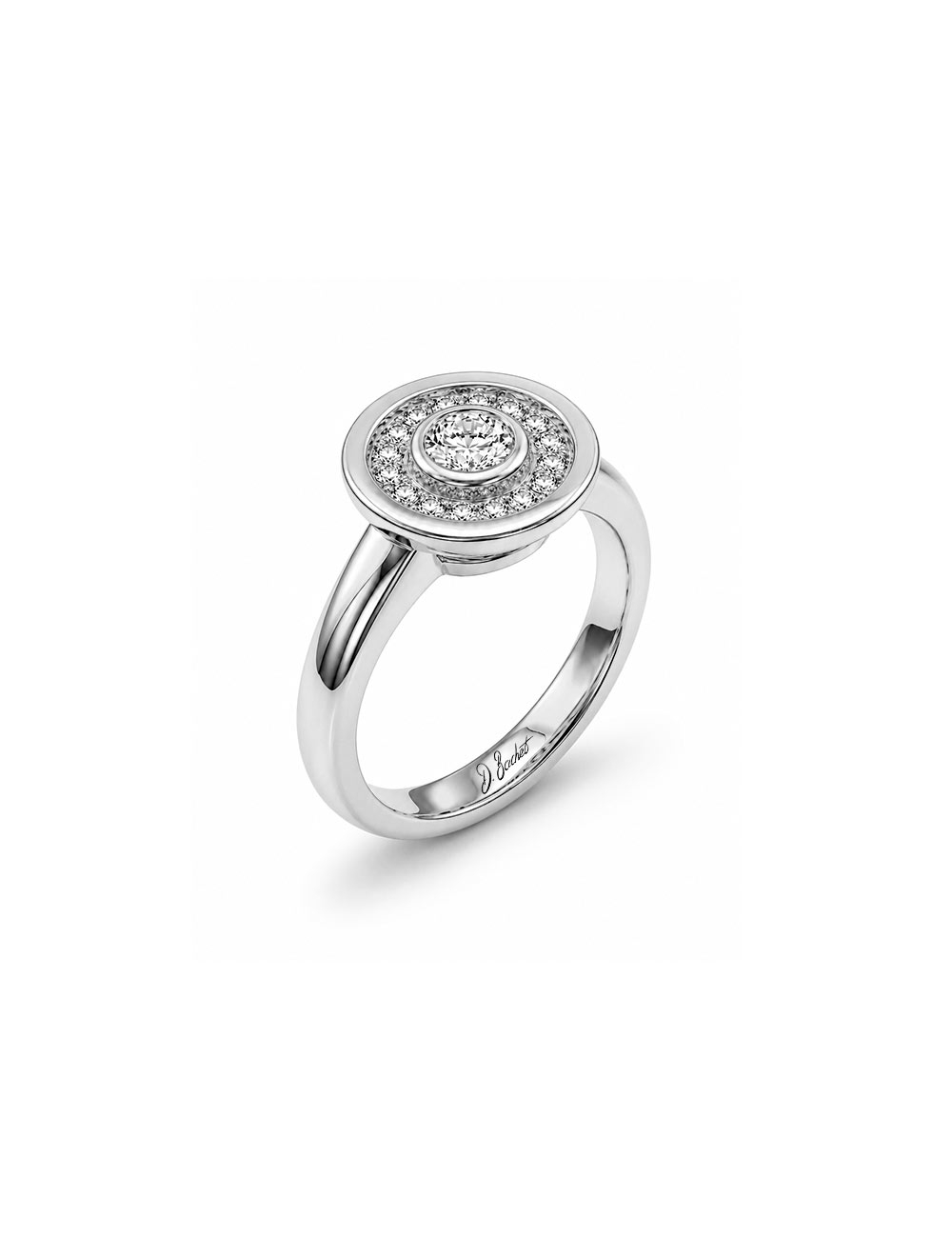 Bague Allure en platine 950 sertie de diamants blancs, vue trois-quarts sur fond blanc.
