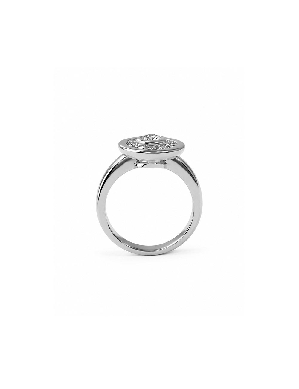 Bague Allure en platine 950 sertie de diamants blancs, vue trois-quarts sur fond blanc.