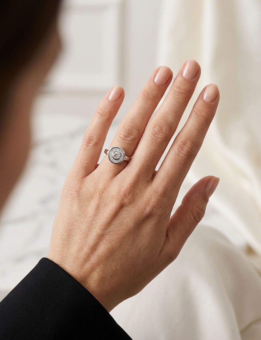 Bague Allure en platine 950 et diamants blancs portée au doigt, design contemporain signé D.Bachet.