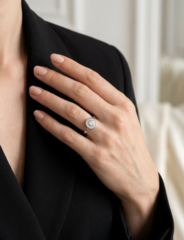 Bague Allure en platine 950 sertie de diamants blancs, portée à la main, création joaillière contemporaine D.Bachet.