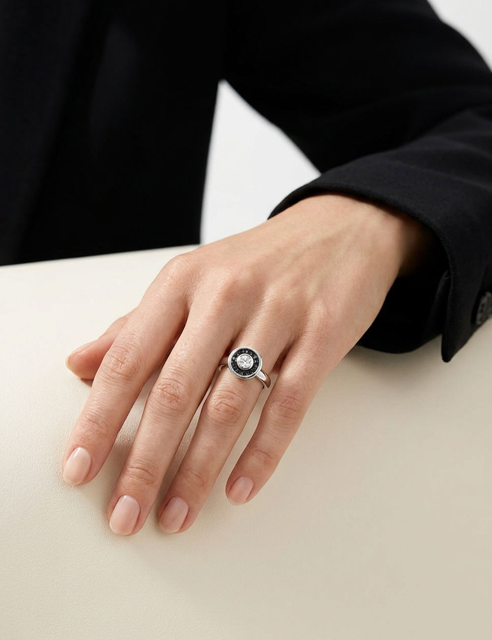Bague femme en platine, design entourage moderne, sertie d’un diamant blanc central et de diamants noirs, création D.Bachet.