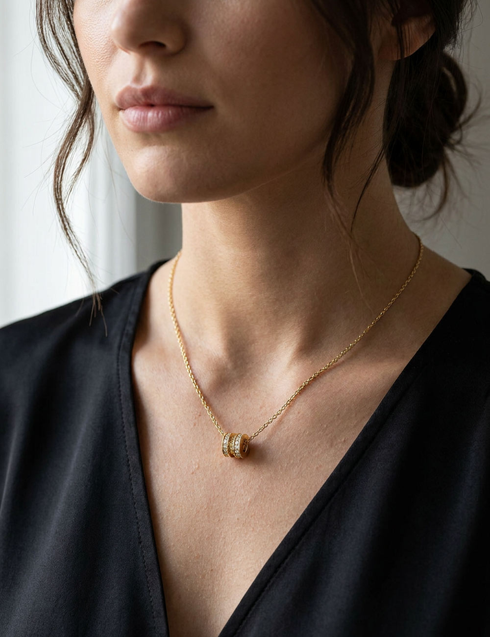 Collier femme Scroll in Love en or jaune, saphirs jaunes et diamants blancs, création joaillière signée D.Bachet.