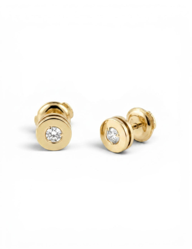 Paire de boucles d'oreilles cylindriques ajourées en or jaune 18k, diamant central 0,10ct.