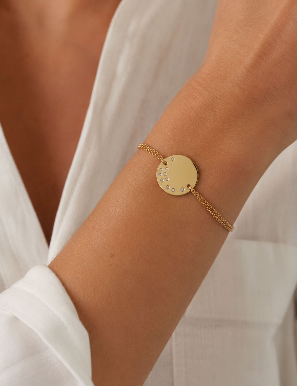 Brilliant Yellow Gold Medallion Bracelet with White Diamonds, perfect for a timeless and elegant style.