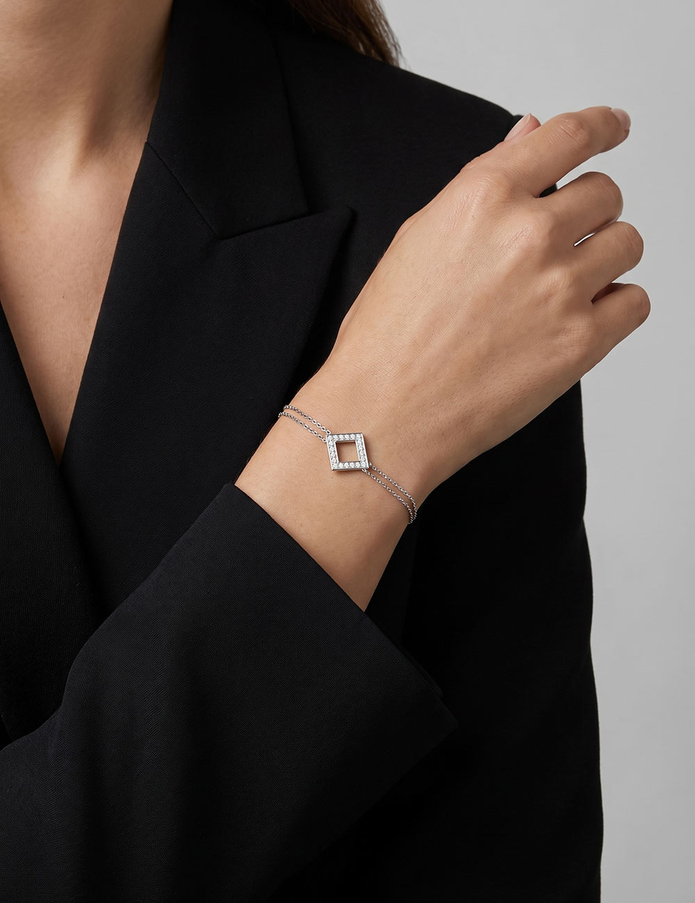 Bracelet Losange femme en or blanc 18 carats, double chaîne et motif serti de diamants blancs naturels.