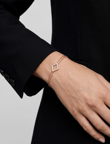 Losange rose gold bracelet worn on the wrist, with a diamond-shaped motif set with white diamonds and double chain.