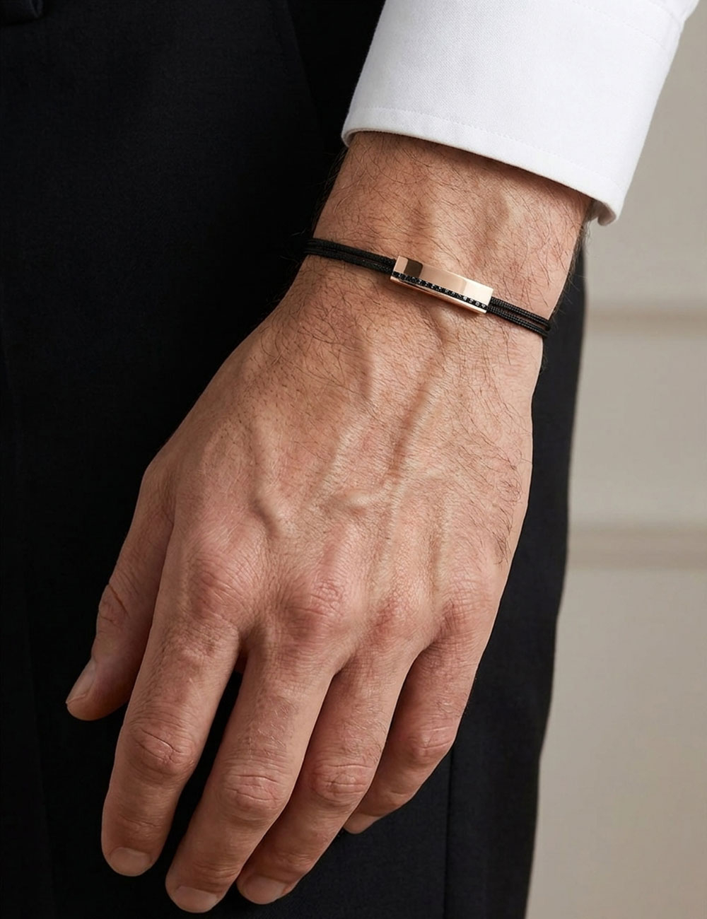 Bracelet homme Perfect en or rose 18 carats et diamants noirs sur cordon noir.