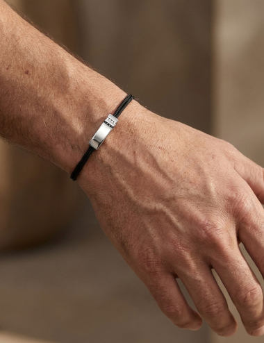 Dynamik men's bracelet in white gold with white and black diamonds, worn on the wrist.