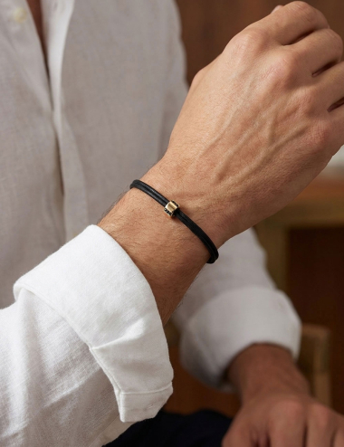 Bracelet homme A Bridge to Unity en or jaune et diamants noirs porté au poignet.