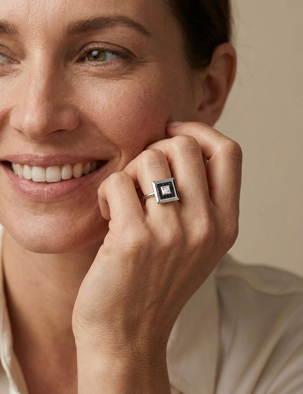 Bague moderne Select D.Bachet en platine, diamant central taille princesse et entourage carré de diamants noirs.