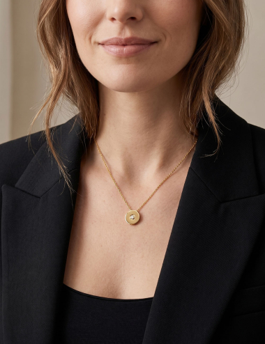 Pendentif Monade en or jaune 18 carats et diamant blanc naturel porté par une femme.