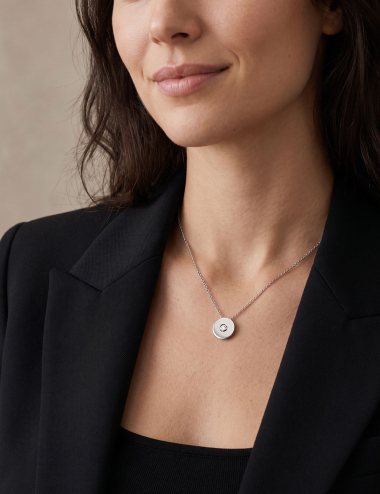 Pendentif Monade en or blanc 18 carats et diamant blanc naturel porté par une femme.