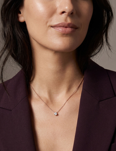 Pendentif solitaire diamant 0,50 ct naturel en or rose 18 carats D.Bachet porté.