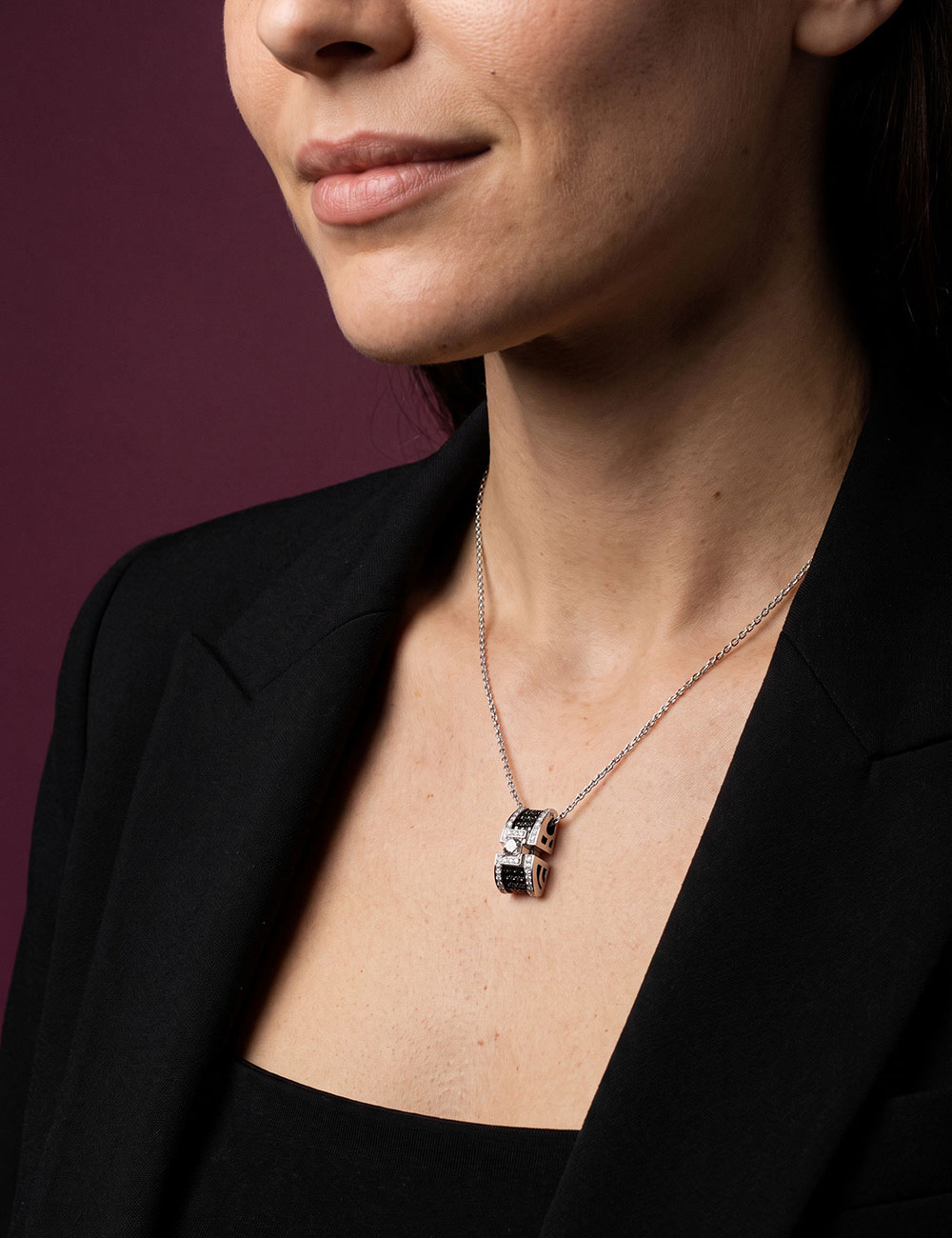 Pendentif luxe pour femme en or blanc entièrement serti de diamants blancs et diamants noirs