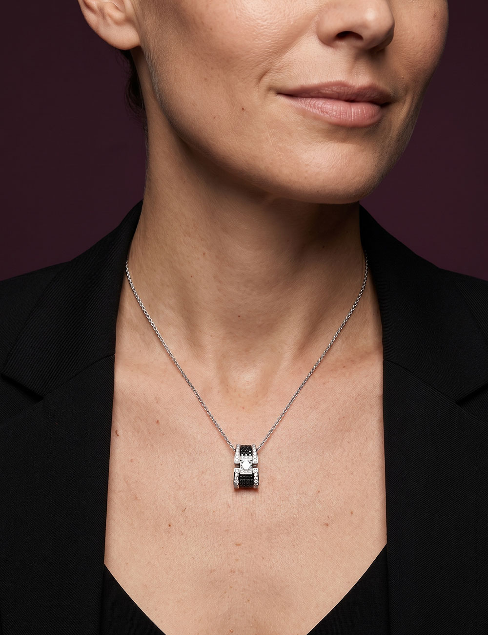 Pendentif luxe pour femme en or blanc entièrement serti de diamants blancs et diamants noirs