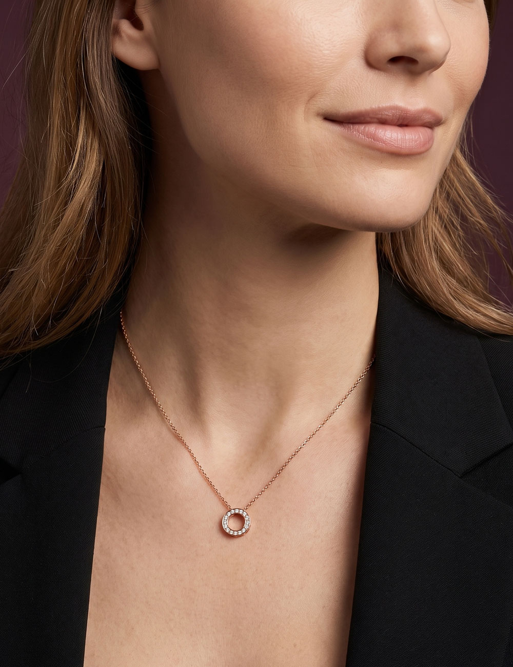 Pendentif Cercle en or rose 18 carats serti de diamants blancs, sur chaîne en or rose.