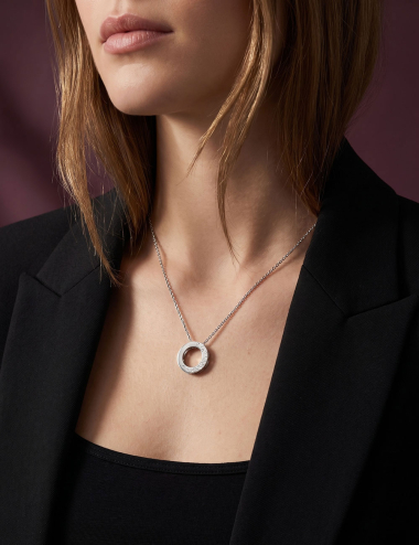 Pendentif Cascade en or blanc 18 carats et diamants blancs porté par une femme.
