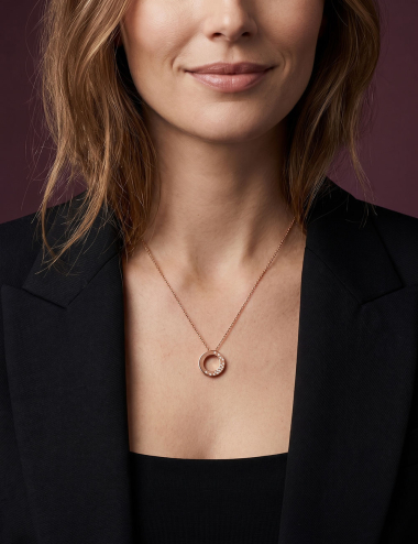 Pendentif Cascade en or rose 18 carats et diamants blancs porté par une femme.