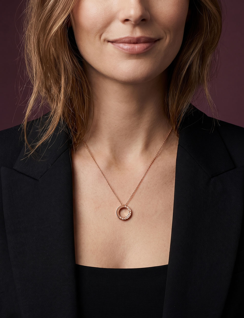 Pendentif Cascade en or rose 18 carats et diamants blancs porté par une femme.