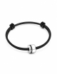 Bracelet contemporain pour homme en or blanc 18 carats avec diamants noirs, monté sur un cordon noir ajustable.