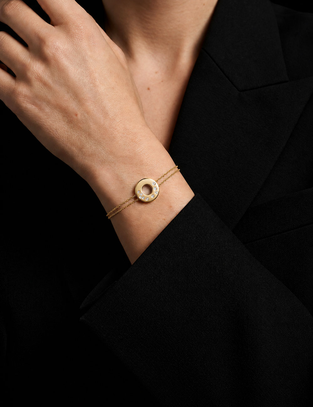 Bracelet femme en or jaune 18 carats et diamants blancs porté au poignet – D.Bachet.