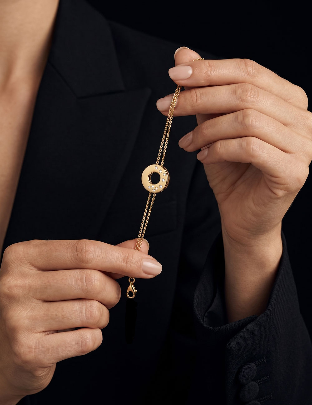 Women’s bracelet in 18k yellow gold and white diamonds held between the hands – D.Bachet.