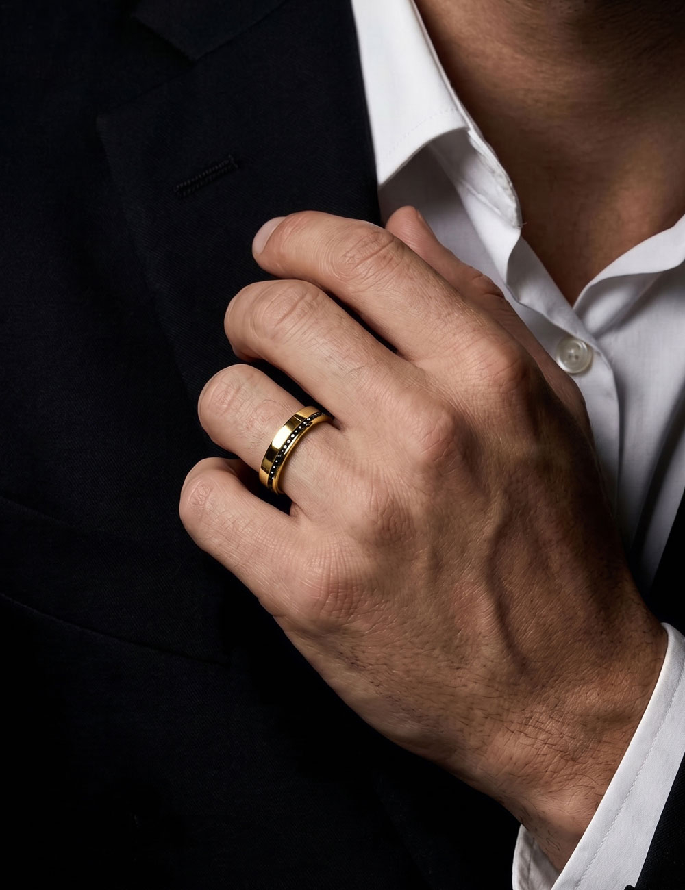 Alliance homme en or jaune sertie d’une ligne décalée de diamants noirs, lignes structurées, portée.