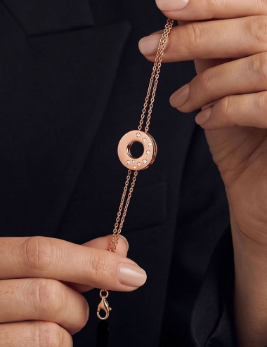 Women’s bracelet in 18k rose gold and white diamonds held between the hands – D.Bachet.