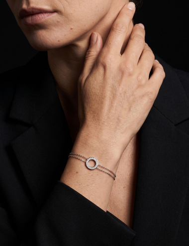 Cercle women’s circle bracelet in 18k white gold with white diamonds worn on the wrist.