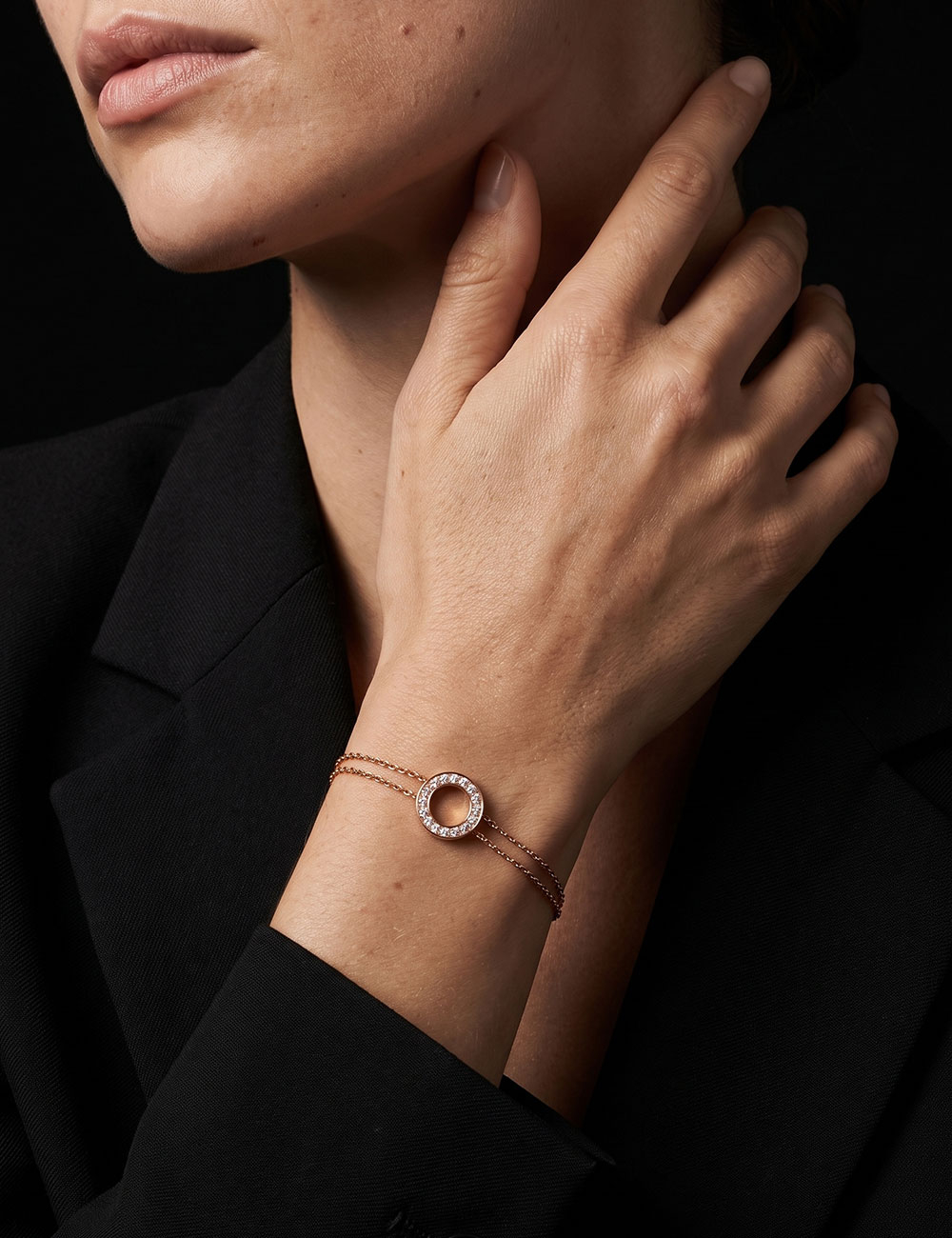 Bracelet Cercle femme en or rose 18 carats et diamants blancs porté au poignet.