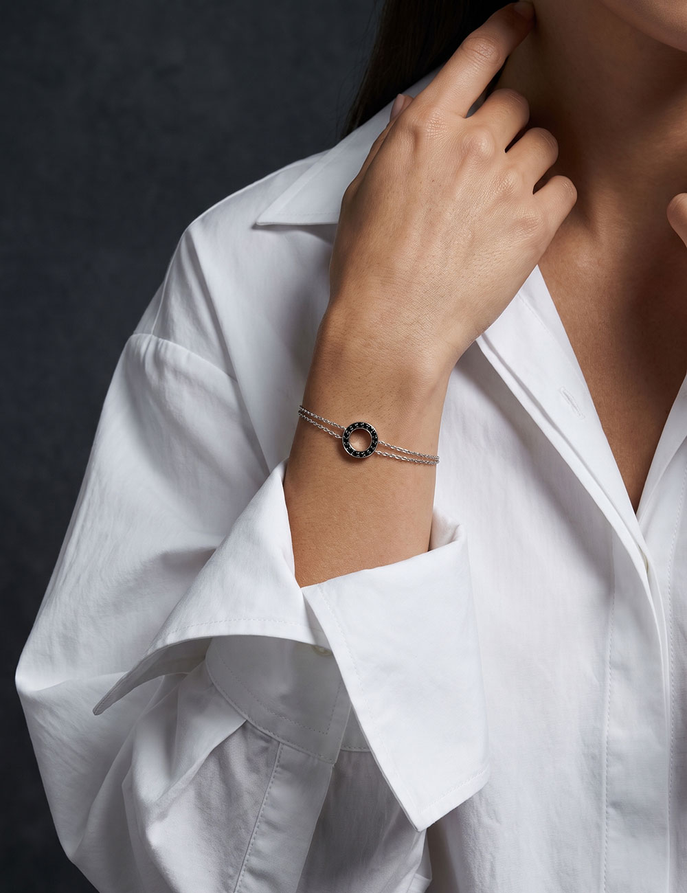 Bracelet Cercle femme en or blanc 18 carats et diamants noirs.