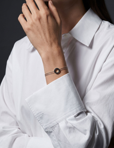 Women’s Cercle bracelet in white gold with black diamonds.