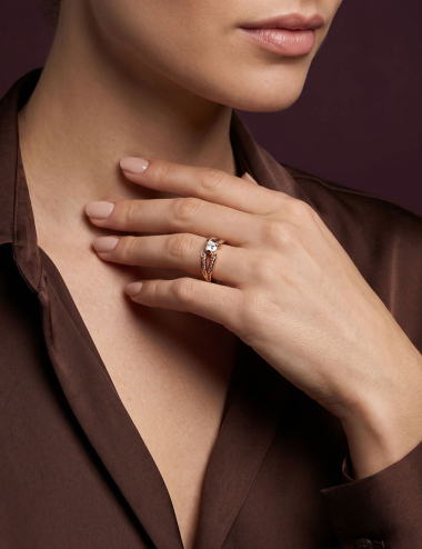 Sweet engagement ring worn on a woman's hand, featuring a 0.50 carat white diamond and brown diamonds in 18k rose gold.
