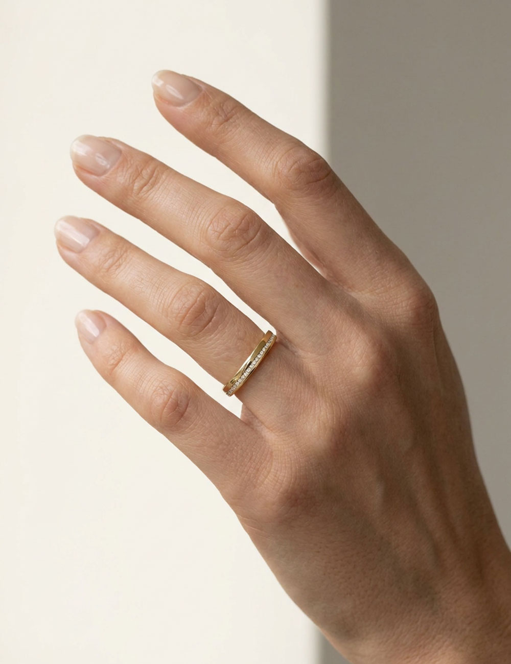 Alliance femme Sweet Side of Love en or jaune et diamants blancs, largeur 3mm – Maison Bachet.