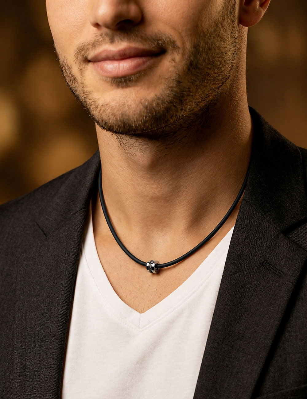 Pendentif homme D.Bachet en or blanc poli, serti de diamants noirs et monté sur un cordon en silicone.