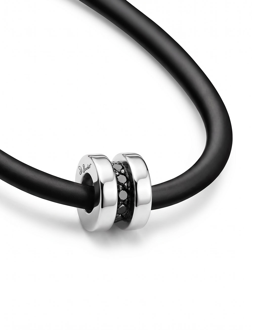 Pendentif homme D.Bachet en or blanc poli, serti de diamants noirs et monté sur un cordon en silicone.