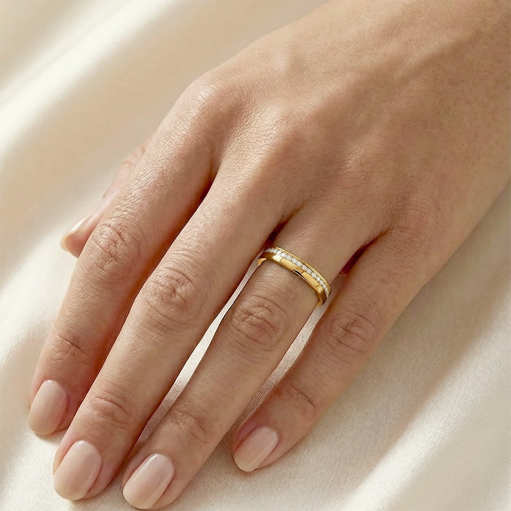 Alliance femme moderne en or jaune et diamants blancs