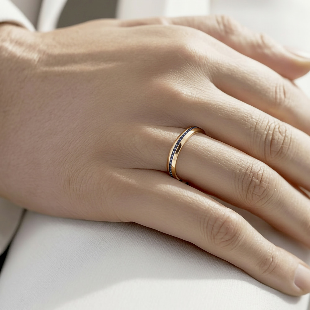 Alliance homme moderne réalisée en or rose et sertie de diamants noirs