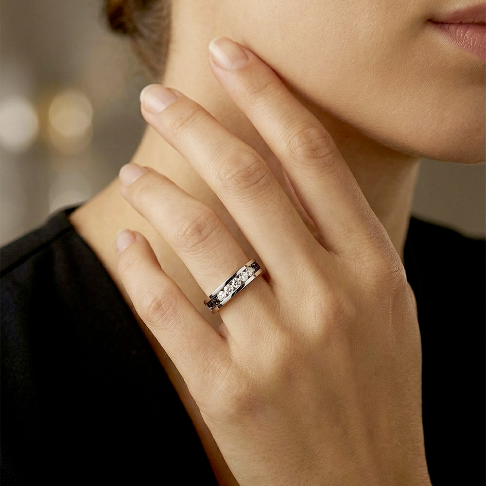 Alliance femme moderne en platine sertie de cinq diamants blancs, design épuré et contemporain.